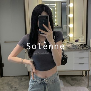 Solenne เสื้อครอป เสื้อยืดผู้หญิง ครอป baby tee สาวเรโทร 2023 NEW Style 072024