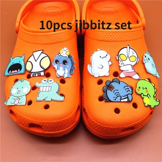 10 ชิ้น การ์ตูน ปิกาจู Crocs อุปกรณ์เสริม เสน่ห์ ชุดอุลตร้าแมน Jibbits สําหรับ Croc Pin One Piece Jibitz Charm Kuromi Jibits Crocks สําหรับผู้ชาย หัวเข็มขัดตกแต่ง