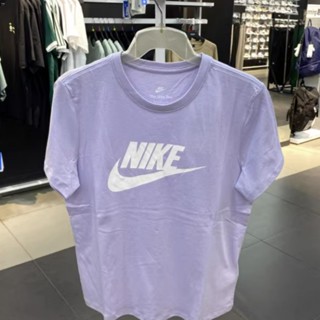 Nike เสื้อยืดลําลอง แขนสั้น คอกลม ผ้าฝ้าย น้ําหนักเบา พิมพ์ลายโลโก้ สําหรับสตรี DX7907