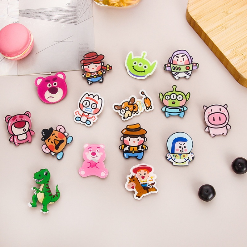 เข็มกลัดอะคริลิค จี้รูปการ์ตูน Toy Story Strawberry Bear น่ารัก สามตา สําหรับห้อยกระเป๋าดินสอ