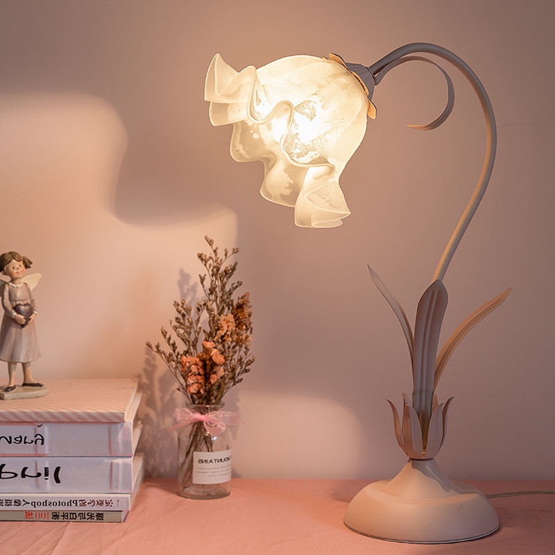 โคมไฟตั้งโต๊ะดอกไม้สไตล์นอร์ดิก LED E27 ห้องนอนโคมไฟข้างเตียงของขวัญไฟกลางคืน ins สุทธิโคมไฟตั้งโต๊ะสีแดง