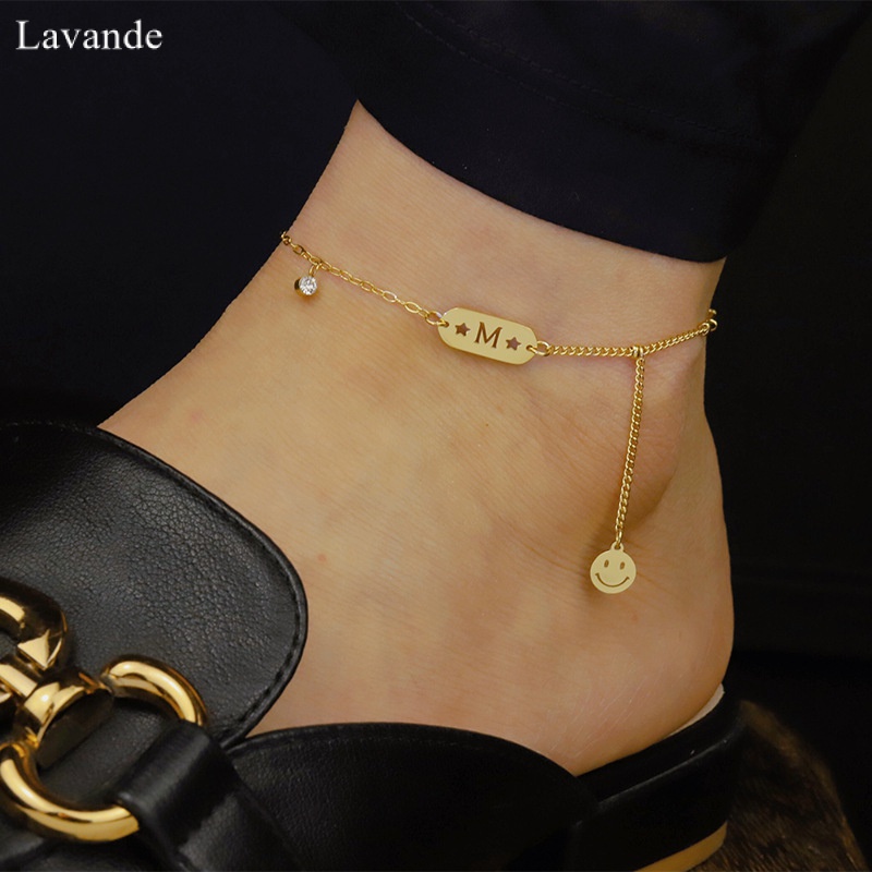 [LAVANDE] กําไลข้อเท้าเทพธิดาโชคหญิงการออกแบบระดับไฮเอนด์แสงหรูหราแฟชั่นซอกโซ่เท้าตัวอักษร M จี้หน้ายิ้มเหล็กไทเทเนียม J01L03