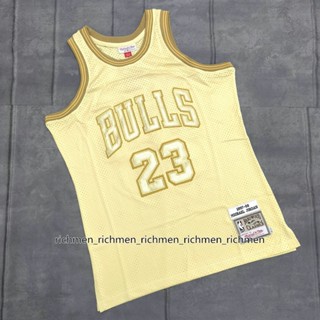 Nba 1997-98 Chicago Bulls รองเท้าลําลอง สําหรับผู้ชาย #23 เสื้อกีฬาแขนสั้น ลายทีม Michael Jordan สไตล์วินเทจ สีทอง 578374