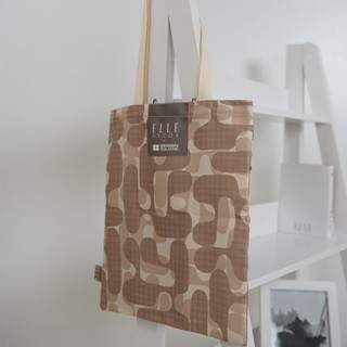 [กทม. 3-5 วัน ส่ง] SB Design Square Elle Decor - กระเป๋าสะพายข้าง รุ่น Ma Cherie ลาย Chic Camo (35x40) แบรนด์ ELLE DECOR