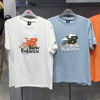 NEW BALANCE เสื้อยืดแขนสั้นลําลอง ผ้าฝ้าย ทรงหลวม พิมพ์ลายโลโก้เมฆ BALANCE NB แบบสร้างสรรค์ สําหรับผู้ชาย และผู้หญิง