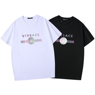 VYF  New👕คลาสสิก versace เสื้อยืดผ้าฝ้ายแขนสั้นเสื้อคู่าพสตรี และ สุภาพบุรุษเสื้อยืดคอกลมทรงสวย , พิมพ์ลาย ผ้าฝ้ายแท้