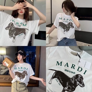 เสื้อยืด "Mardi mercredi top" โลโก้ VALEN พิมพ์ลายสุนัขและคอเสื้อทำขึ้นเป็นพิเศษโดยไม่เลอะ เสื้อยืดตัวนี้แมตช์กับอะไรน่า