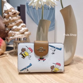 (อุปกรณ์ครบ) กระเป๋าสตางค์ลายสนู๊ปปี้ C4899 MEDIUM CORNER ZIP WALLET WITH SNOPPY PRINT 005P