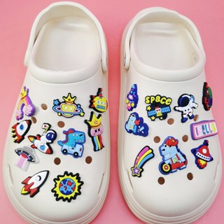 การ์ตูนสายรุ้ง Jibbitz Crocs รถบรรทุกจรวด Jibbits เสน่ห์ยานอวกาศ Jibits ถ้วยสําหรับผู้ชายรองเท้าอุปกรณ์เสริมเสน่ห์รองเท้าหมุดตกแต่ง