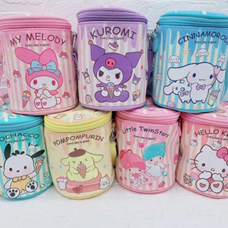 SANRIO กระเป๋าสะพายไหล่ หนัง PU ทรงบักเก็ต ลายการ์ตูน Kulomi Melody Hello Kitty Cinnamon Dog Pacha Dog สําหรับเด็กผู้ชาย และเด็กผู้หญิง