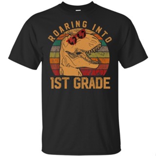 [S-5XL] เสื้อยืดแขนสั้น ผ้าฝ้าย พิมพ์ลาย T- rex roaring In first grade ของขวัญ สําหรับนักเรียน