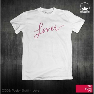 ใหม่ เสื้อยืดผ้าฝ้าย พิมพ์ลายโลโก้ Taylor Swift Lover {XS-6XL} 565455