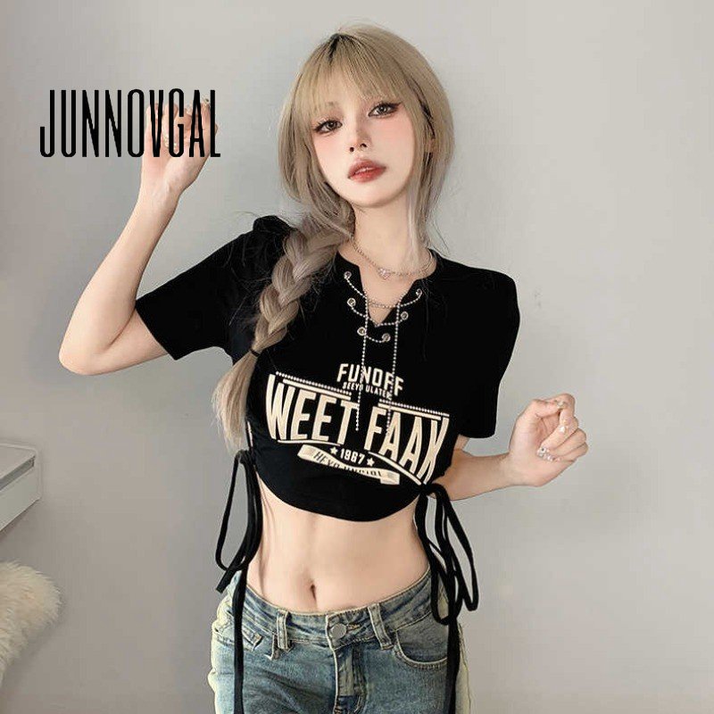 Junnovgal เสื้อยืดแขนสั้น คอวี พิมพ์ลาย แต่งสายโซ่ แฟชั่นสําหรับสตรี 2023