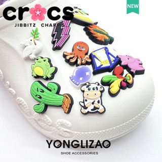 Jibbitz Crocs charms หัวเข็มขัด รูปการ์ตูนดอกไม้ อุปกรณ์เสริม สําหรับตกแต่งรองเท้า 2023