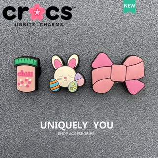 Jibbitz Crocs charms หัวเข็มขัดรองเท้า อุปกรณ์เสริมรองเท้า โบว์สีชมพู สไตล์ใหม่ Crocs การ์ตูนน่ารัก หัวเข็มขัดตกแต่ง