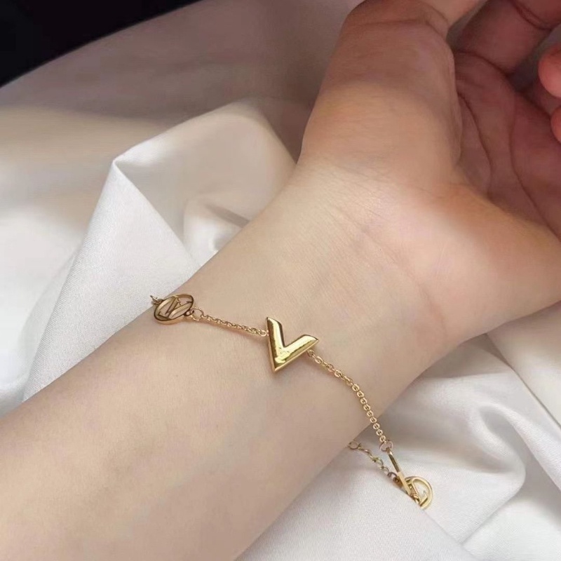 คลาสสิก V-Shaped Design ไทเทเนียมเหล็กชุบ 18K Gold สร้อยข้อมือ High-End แฟชั่นหรูหราสาวเครื่องประดับมือสาวของขวัญ