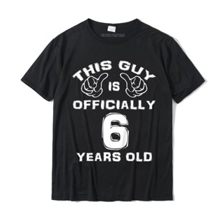 [พร้อมส่ง] เสื้อยืดลําลอง ผ้าฝ้าย แขนสั้น พิมพ์ลาย Man This Guy Is Officially 6 Years Old 6th Birthday สําหรับผู้ชาย เหม