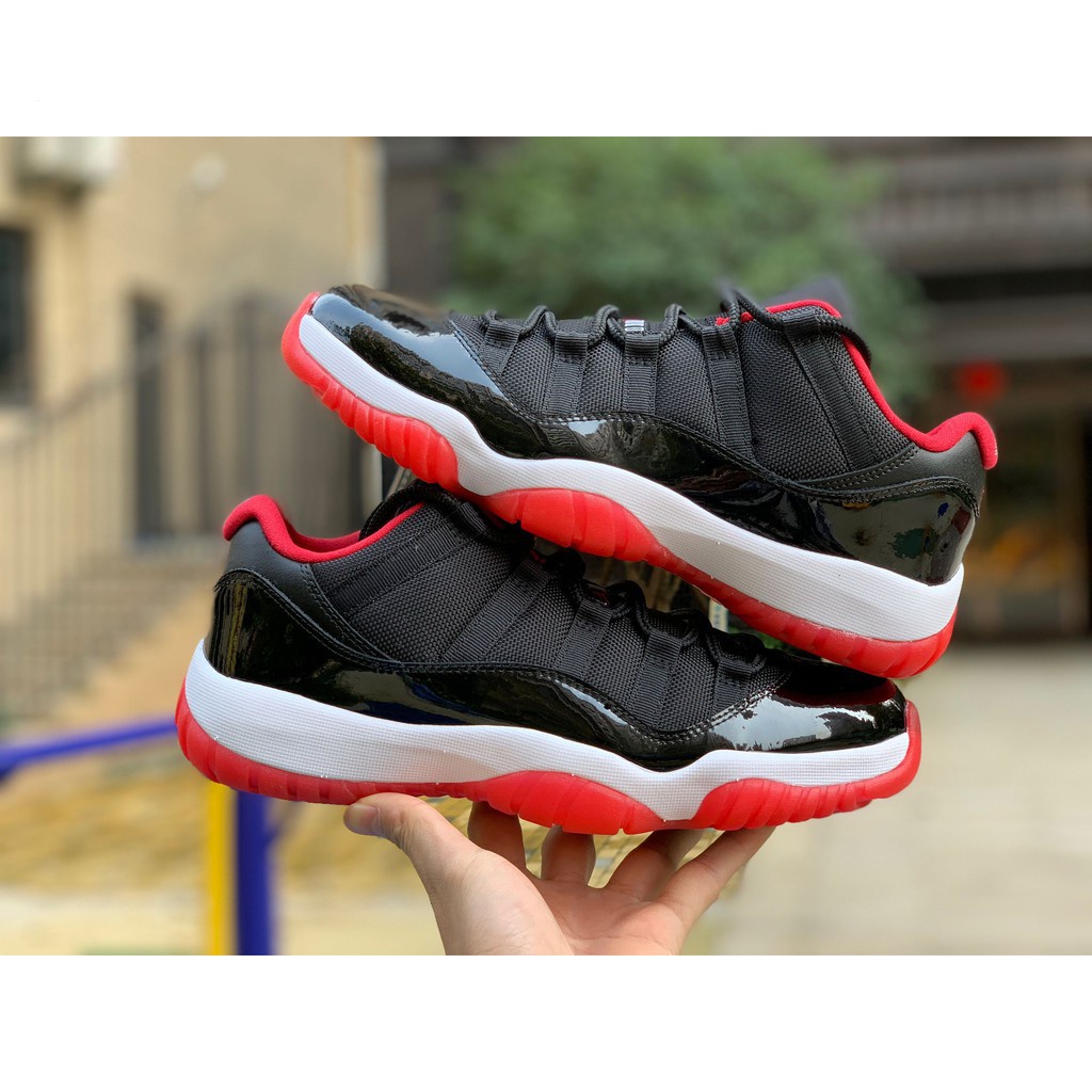 Air Jordan 11 Low Bred AJ11 รองเท้าผู้ชายกีฬาลําลองสีดําและสีแดง 528895-012 Lhra