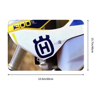 ใหม่ Husqvarna พรมเช็ดเท้า ผ้าสักหลาด ลายโลโก้รถจักรยานยนต์ (2) กันลื่น ดูดซับน้ําได้ดี แห้งเร็ว 16x24 นิ้ว สําหรับห้องน้ํา ห้องนั่งเล่น โซฟา ห้องนอน พร้อมส่ง