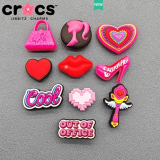 Barbie Jibbitz Crocs charms หัวเข็มขัด รูปดอกไม้น่ารัก สีชมพู สีแดง อุปกรณ์เสริม สําหรับตกแต่งรองเท้า Crocs DIY 2023