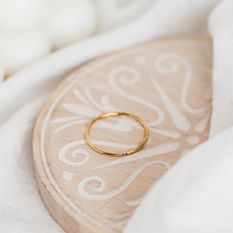 Minimalist ฝังเพทายเดี่ยว/สามเพทายแหวนธรรมดา 18K Gold แหวนเหล็กไทเทเนียมผู้หญิง