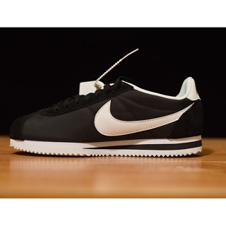 รองเท้าผ้าใบ Nike Classic Cortez ของแท้