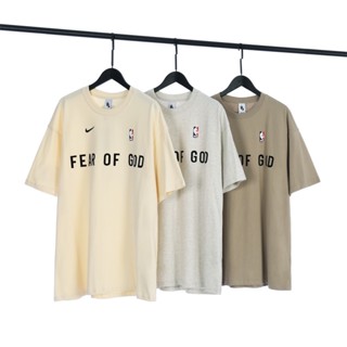 เสื้อยืดแขนสั้นลําลอง ผ้าฝ้าย พิมพ์ลายตัวอักษร FOG ESSENTIALS X NBA แฟชั่นสตรีท สําหรับผู้ชาย และผู้หญิง