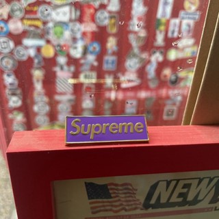 เข็มกลัด ลายโลโก้ Supreme box สไตล์วินเทจ คลาสสิก