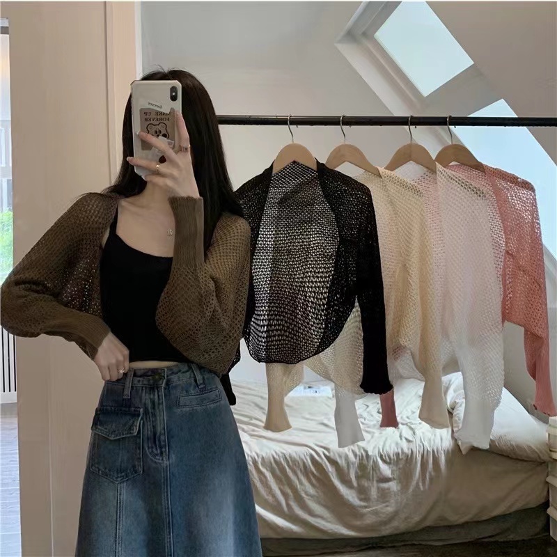 เสื้อคลุมไหมพรมตาข่ายน่ารักมากๆ จับเเมชอะไรก็เข้าหมด  ลุคน่ารักก็ได้ ลุคแซ่บก็ดี ซายมีโค้งแบบเก๋ๆ