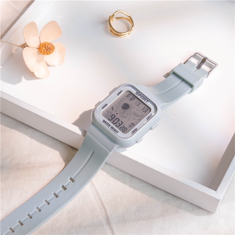 นาฬิกาข้อมือดิจิทัล สายยาง หน้าปัดสี่เหลี่ยม เรืองแสง ลายนักบินอวกาศ เหมาะกับเล่นกีฬากลางแจ้ง แฟชั่นสําหรับเด็กผู้ชาย และเด็กผู้หญิง - รูปที่ 3