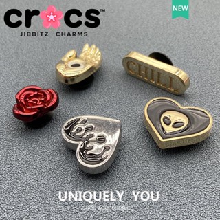 Jibbitz Crocs charms หัวเข็มขัดโลหะ รูปดอกกุหลาบ สําหรับตกแต่งรองเท้า Crocs 2023