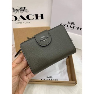 Medium Corner Zip Wallet 6390 แท้ กระเป๋าสตางค์​ COAC H สีเขียวเหนี่ยวทรัพย์​