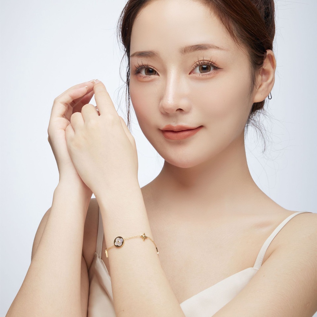 สร้อยข้อมือเหล็กไทเทเนียม สีทอง สี่ใบโคลเวอร์ แนวโบราณ เรียบง่าย เทรนด์แฟชั่น ใหม่ Tiktok ไลฟ์สด ออกอากาศ รุ่นขายดี