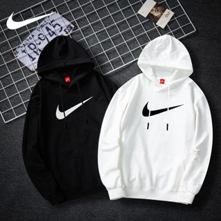 Nike เสื้อกันหนาวลําลอง ผ้าฝ้าย 100% มีฮู้ด แบบนิ่ม พิมพ์ลาย SWOOSH แฟชั่นเรียบง่าย สไตล์คลาสสิก สําหรับผู้ชาย