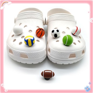 รองเท้าแตะ Crocs รูปลูกบาสเก็ตบอล วอลเลย์บอล ลูกเทนนิส รักบี้ 3 มิติ แบบสร้างสรรค์ อุปกรณ์เสริม สําหรับตกแต่ง