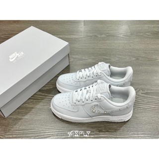 พร้อมส่ง รองเท้าลําลอง คุณภาพสูง ประดับไข่มุก สีเทา สีเงิน NK Air Force 1 DV3810-001