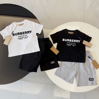 【With Brandtag】เสื้อยืดแขนสั้น กางเกงขาสั้น ผ้าฝ้าย ลาย Burb*rry Boys Girls 1-12 ปี สําหรับเด็กผู้ชาย เด็กผู้หญิง