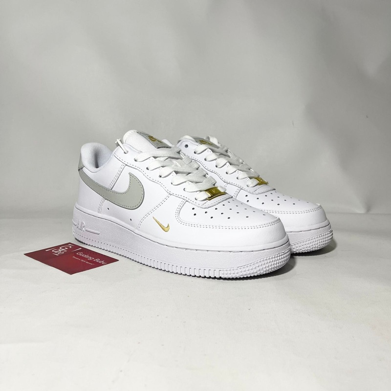 Nike Air Force 1 รองเท้าผ้าใบ ข้อสั้น สีขาว สีเทา สีเงิน สีทอง