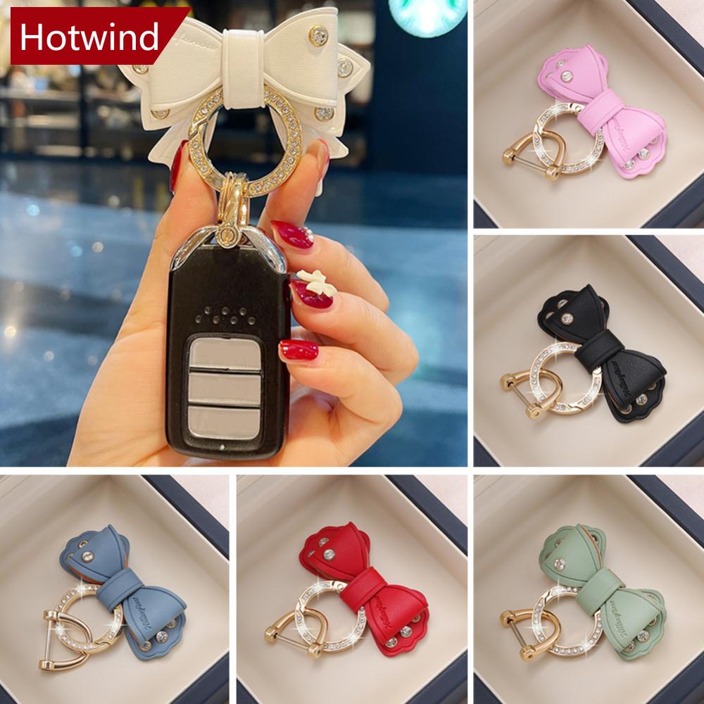 Hotwind พวงกุญแจรถยนต์ หนัง ประดับโบว์ พลอยเทียม สีทอง น่ารัก อุปกรณ์เสริม สําหรับผู้หญิง D5P2