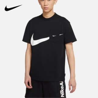 Nike Swoosh เสื้อยืดแขนสั้นลําลอง ปักลายโลโก้ ตะขอคู่ ขนาดใหญ่ สําหรับผู้ชาย และผู้หญิง DJ4134