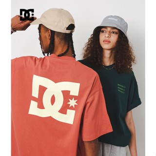 【พร้อมส่ง】DCSHOES ใหม่ เสื้อยืดลําลอง ผ้าฝ้าย แขนสั้น พิมพ์ลาย เรียบง่าย เหมาะกับการเล่นกีฬา แฟชั่นฤดูร้อน สําหรับผู้ชาย และผู้หญิง