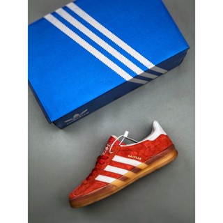Adidas Gazelle รองเท้าผ้าใบลําลอง ข้อสั้น สีแดง เหมาะกับการเล่นกีฬา เทรนเนอร์ ในร่ม สไตล์เรโทร