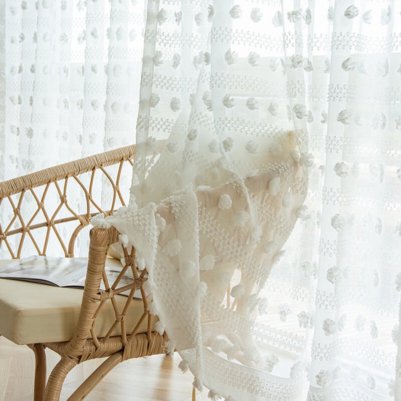Boho Sheer ผ้าม่านสีขาว 3D Pom Pom Tufted Semi Sheer Textured ปักดอกไม้ผ้าม่านหน้าต่างเด็กประตูบานเลื่อน Shabby Chic Voile