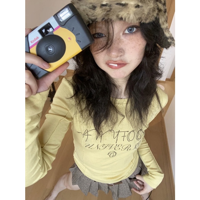 เสื้อยืดแขนยาว พิมพ์ลายตัวอักษร สีเหลือง สไตล์วินเทจ อเมริกัน เหมาะกับฤดูใบไม้ร่วง สําหรับผู้หญิง