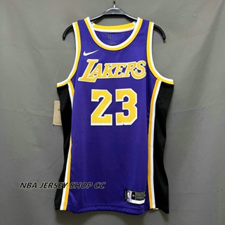 【คุณภาพสูง】ใหม่ ของแท้ NBA Los Angeles Lakers สําหรับผู้ชาย #23 เสื้อกีฬาแขนสั้น ลายทีม LeBron James Statement Edition สีม่วง