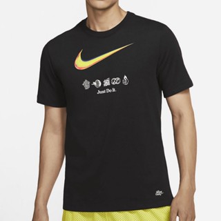 ของแท้ 100% Nike เสื้อยืดแขนสั้นลําลอง พิมพ์ลายโลโก้บาสเก็ตบอล ระบายอากาศ สําหรับผู้ชาย DM7907-010