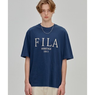 เวรเอ้ย  Fila เสื้อยืดแขนสั้น พิมพ์ลายโลโก้ Heritage Serif Roose Fit