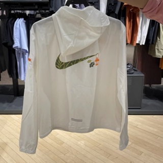 Nike เสื้อแจ็กเก็ตลําลอง มีฮู้ด กันน้ํา กันแดด สําหรับผู้หญิง FN3710-133