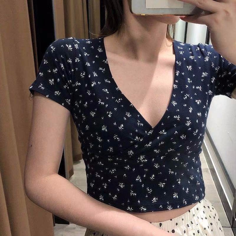 ชุดเสื้อยืดแขนสั้นคอวี ลายดอกไม้เล็กน่ารัก