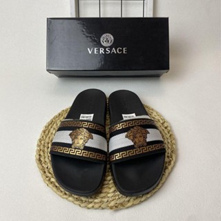 Versace รองเท้าแตะลําลอง ลายตัวอักษรนูน เหมาะกับใส่ในบ้าน สําหรับผู้ชาย และผู้หญิง